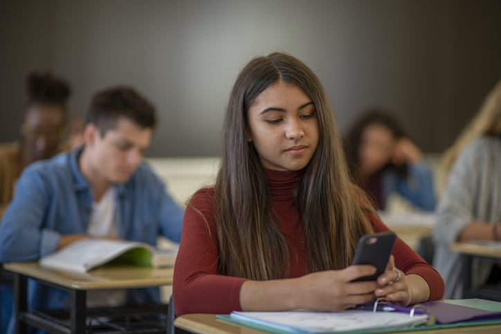 Ontario Bans Cellphones Classroom